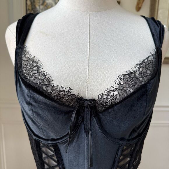 Victoria’s Secret Dream Angels Black Velvet Lace Corset Top $99 L - Picture 3 of 9